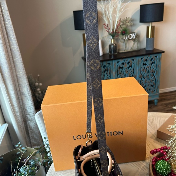 Louis Vuitton Monogram Montaigne BB MNG Hand Bag - Picture 8 of 16